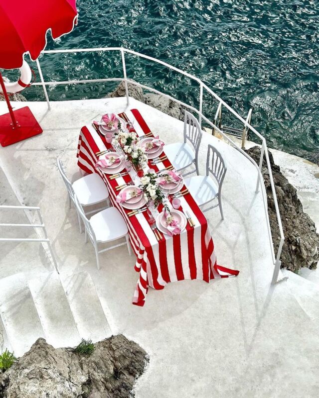 Holiday spirits in white and red 📸 by @summerillandbishop at the gorgeous @palazzoavino in the amalfi coast 🌲 ❤️