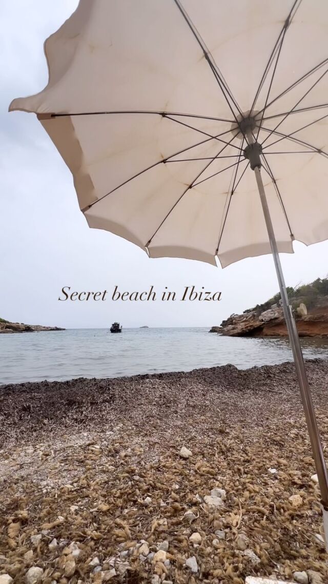 Want to visit a secret beach in Ibiza and sip cocktails and eat the yummiest paella and seafood? Look no further than @cala.bonita.ibiza 
Overlooking the picturesque S’Estanyol beach, Cala Bonita captures the spirit of Ibiza and offers the quintessential Balearic experience of elevated seaside dining. Situated just inches above the golden sands of this hidden cove, the simple elegance of this charming place celebrates Ibiza’s natural beauty.