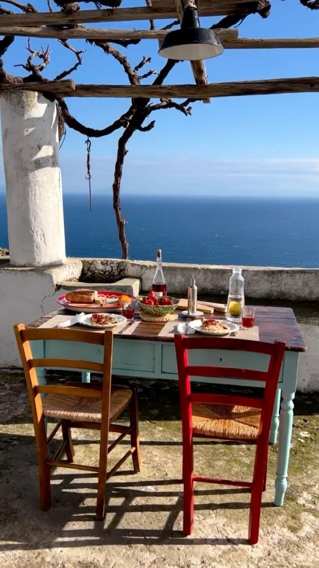 📸 @alicudi_lacasadelpittore Have you been to the aeolian islands in Italy? There’s so many gems like this on Airbnb to discover. Link in bio. #aeolianislands #sicilia #italia #airbnb 💙