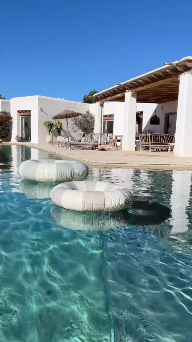 ✨ this dream villa in Ibiza is called @can.nulu and is photographed by the talented @luna.platone 
✨ located villa is located near the beach Cala Vadella on the south/west of the islands