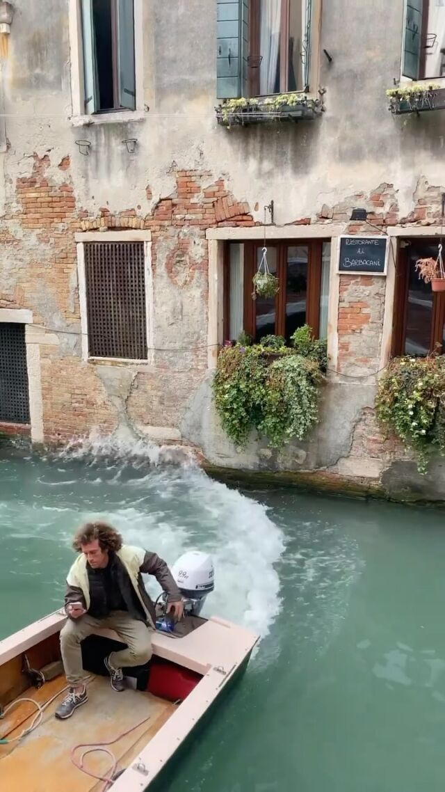 Open here to know where this gorgeous restaurant is. 📸 by @llavieboheme 
At the gorgeous @ristoranteaibarbacani 
.
.
.
#venezia #slowlife #prettytable #veneziacityitaly #italyfromawindow #italianlifestyle #veneziagram #italianstyle #beautifuldestinations #ig_venezia #veniceitaly #mediterraneanstyle #travelitaly