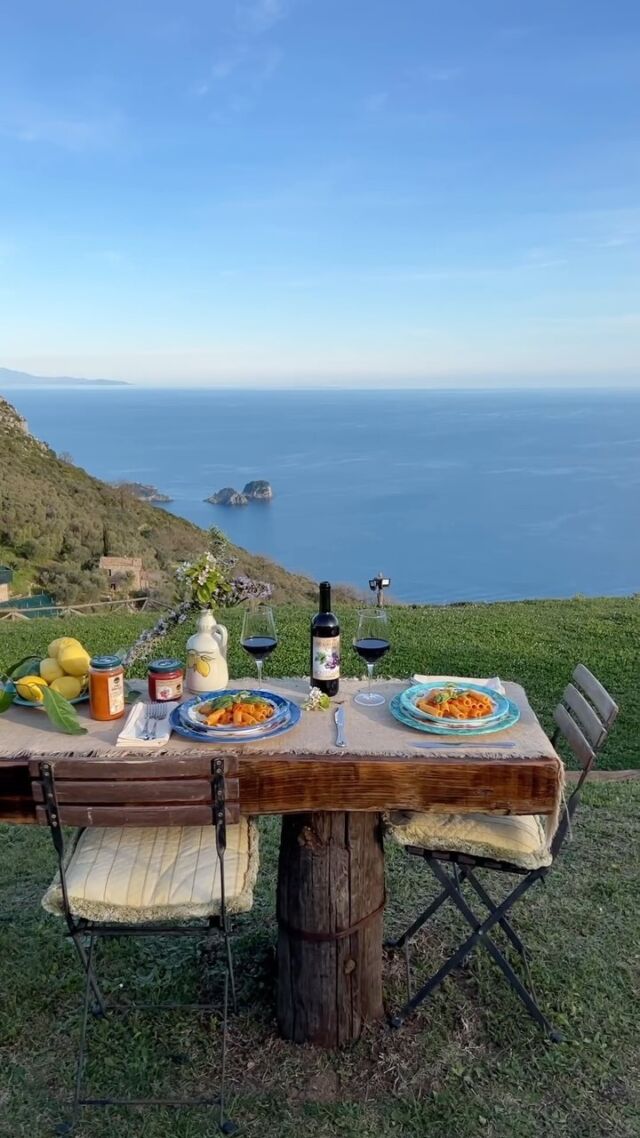 Back with us incredible view… vista sul mare a #Sorrento ❤️ 🇮🇹 🍝#
📸 @campaniadavivere
Tag #campaniadavivere

#sorrentocoast #amalficoast #pastalovers #pasta #dinnerwithaview #italianplaces #naples #napoli #visitnaples #napolidavivere #campaniafood